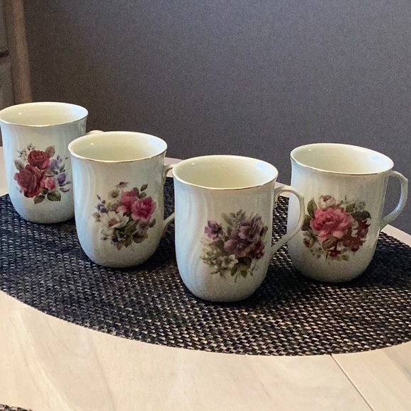 Elegant set of Four Coffee/Tea Mugs. - Picture 2 of 7